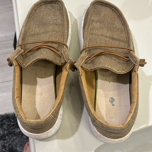 Size 10 tan lamo loafers like new - Picture 2 of 3